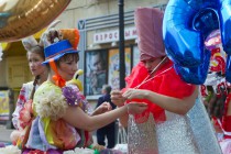 Участники карнавала выпускников под девизом Живи на отлично