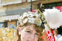 Участница карнавала в костюме Шоколадная королева