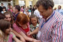 Борис Грачевский раздает автографы детям