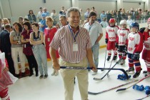 Борис Грачевский в окружении юных хоккеистов