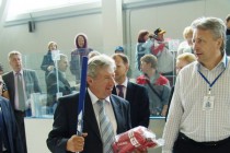 Владимир Иванов приготовил подарки для воспитанников борского ФОКа от областного правительства