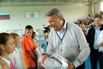 Раздача спортивной формы для воспитанников борского ФОКа