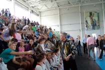 Юрий Николаев раздает подарки зрителям