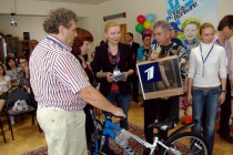 Борис Грачевский, Лариса Вербицкая, Юрий Николаев вручают подарки воспитанникам детского дома № 6 в Нижнем Новгороде