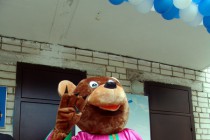 На пороге детского дома гостей встречал медведь