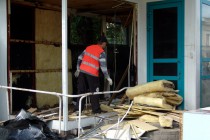 Рабочие производят демонтаж торгового павильона