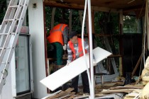 Рабочие производят демонтаж торгового павильона