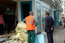 Рабочие производят демонтаж торгового павильона