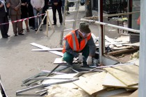 Рабочие производят демонтаж торгового павильона