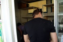 Собственники павильона увозят остатки товара