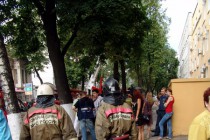 Спасатели выносят из здания пожарную технику