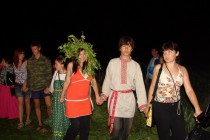 Собравшиеся на поляне пели песни и водили хороводы