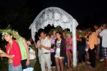 Около символических ворот около озера выстроилась целая очередь