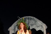 Около символических ворот около озера выстроилась целая очередь