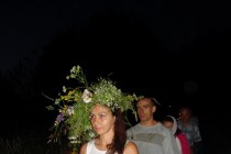 Участники хода со свечами вокруг озера Светлояр