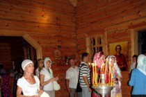 Верующие посещают храм стоящий на берегу озера