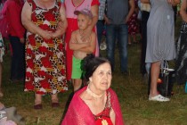 Участники праздных гуляний в костюмах