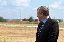 Премьер-министр Королевства Бельгия Ив Летерм  осматривает территорию будущего предприятия