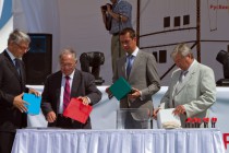 Жак Ван Рейкевёрсель, ген. менеджер SOLVAY по пластмассам. Жан-Луи Плюмкок, ген. директор ООО РусВинил. Дмитрий Конов, президент Сибур холдинга. Зам. губернатора Ниж. обл. Владимир Иванов. Собирают символический камень, состоящий из четырех частей