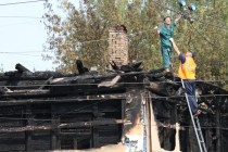 Сообщение о пожаре в деревянном двухэтажном доме поступило на пульт дежурного 01 в 04:39