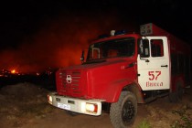 Пожарные пытались спасти от огня чужие дома в то время, как горели их собственные