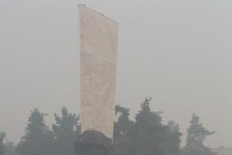 Памятник пожарным в Выксе в дыму лесных пожаров