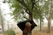 Погорельцы отбирают необходимые в быту вещи