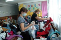 Погорельцы отбирают необходимые в быту вещи