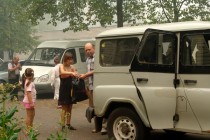 Погорельцы отбирают необходимые в быту вещи