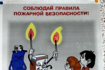 Детские рисунки развешаны на стенах штаба по оказанию гуманитарной помощи