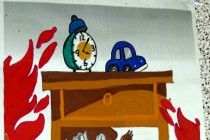 Детские рисунки развешаны на стенах штаба по оказанию гуманитарной помощи