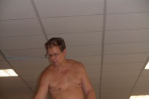 Специалисты министерства социальной политики Нижегородской области сортируют гуманитарную помощь