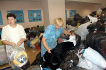 Специалисты министерства социальной политики Нижегородской области сортируют гуманитарную помощь