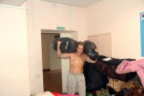 Специалисты министерства социальной политики Нижегородской области сортируют гуманитарную помощь