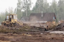 Огонь подошел к садовым домикам почти на 50 метров