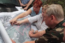 Жители поселка Орловские Дворики показывают, где находятся наиболее опасные пожары