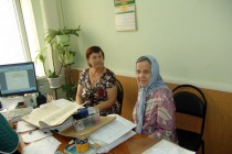 Местные жители часами просиживают в кабинетах местных чиновников в надежде получить справку