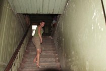 Жительница дома №4-б по ул. Славянской показывает условия, в которых она живет