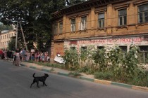 Жильцы провели пикет рядом с одним из спорных домов ветхого фонда