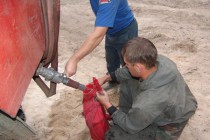 Добровольцы из Иркутска заправляют пожарные рюкзаки