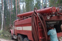 Добровольцы из Иркутска заправляют пожарные рюкзаки