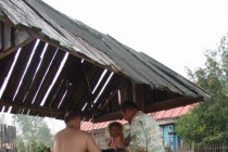 Жители села Быковка углубляют пересохший колодец в надежде получить воду