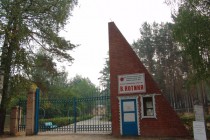 На дверях лагеря им. Вали Котика замок. Лагерь пуст