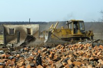 Тяжелая техника расчищает площадки под строительство новых домов