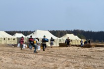 Новая группа строителей размещается в палаточном городке