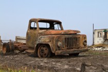 На территории села Верхняя Верея еще остается выгоревшая техника и остовы домов