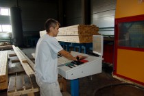 Оператор следит за правильностью работы оборудования