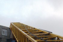 Башенный кран рухнул на строящийся дом