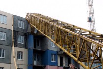 Башенный кран рухнул на строящийся дом