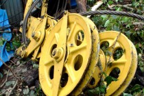 Детали от крана разбросаны на несколько десятков метров